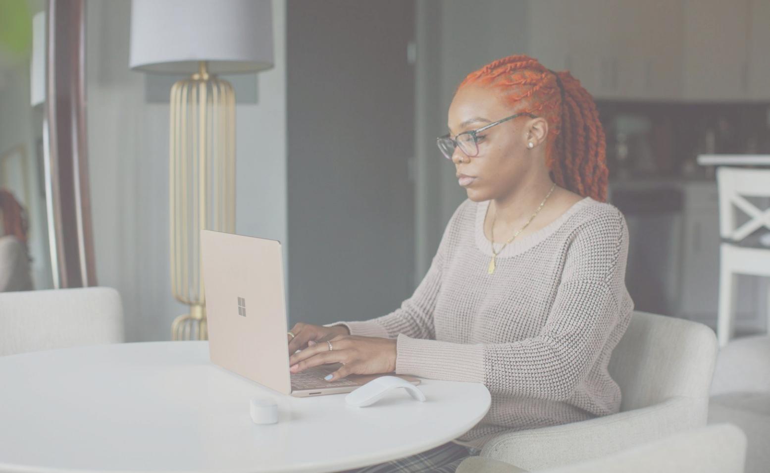 Mahasiswa internasional sedang belajar analisis keuangan bersama mentor