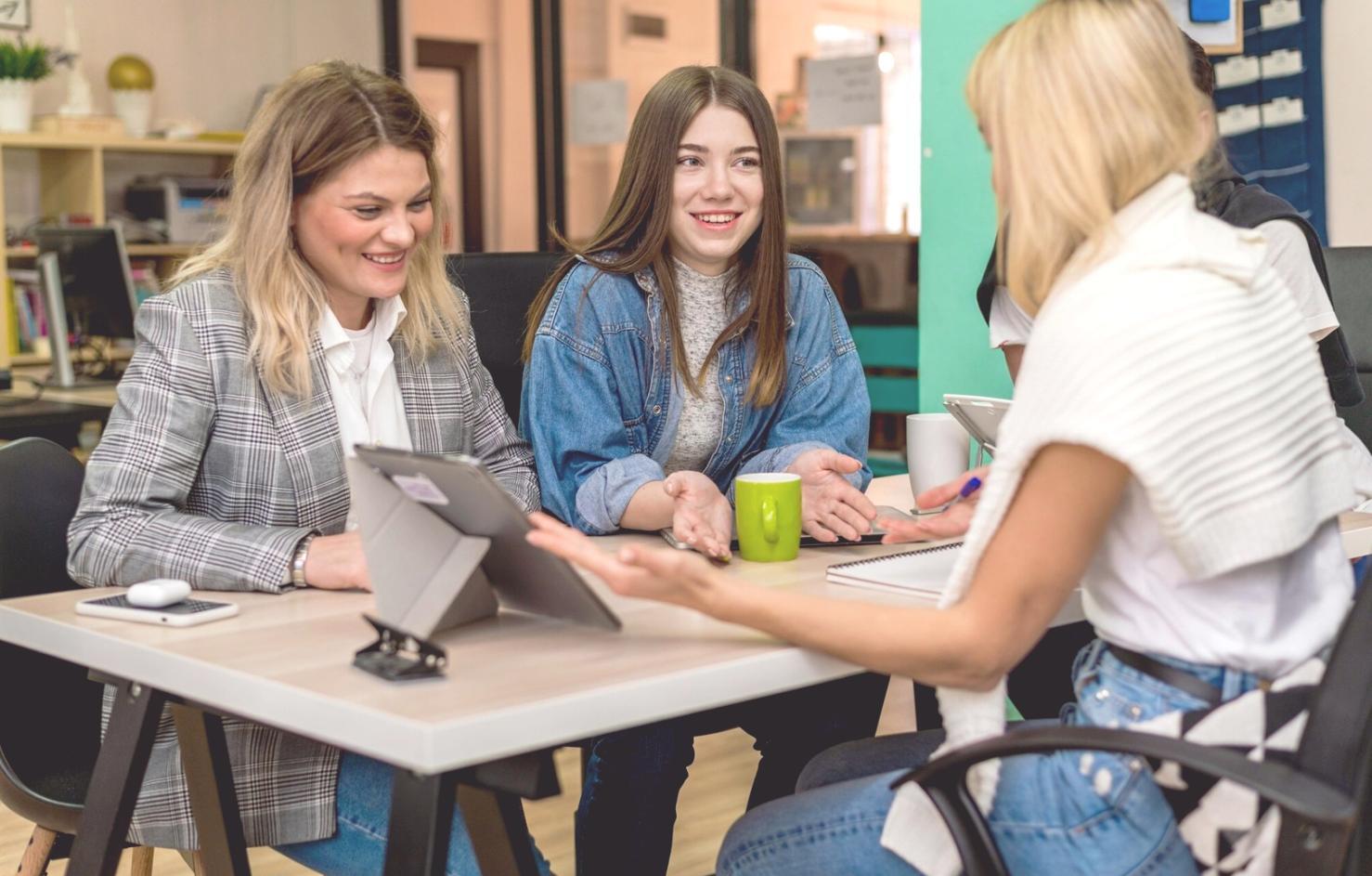 Workspace dengan laptop menampilkan dashboard analisis bisnis