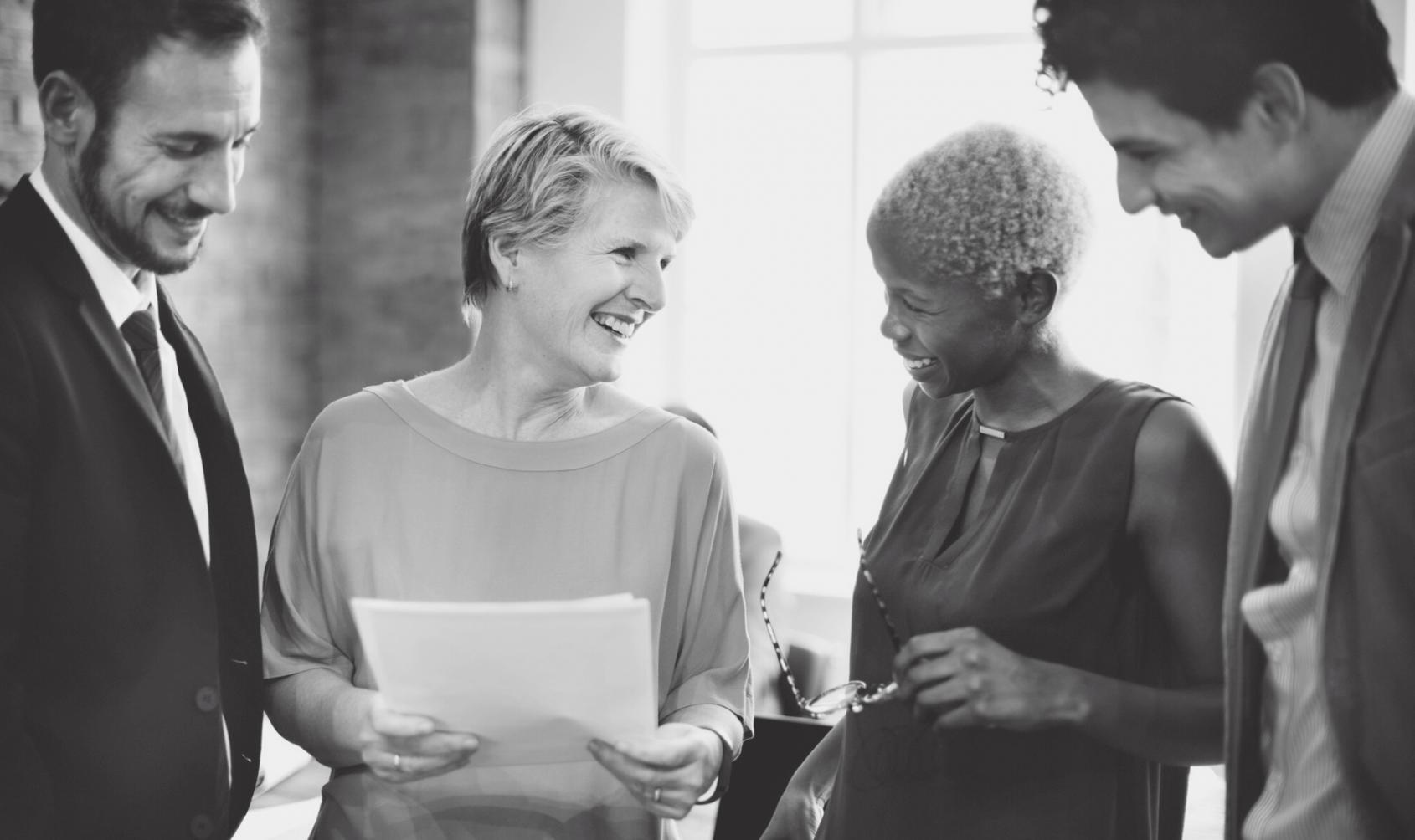 Presentasi hasil analisis bisnis di ruang meeting