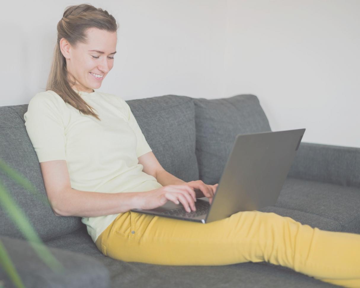 Tim konsultan bisnis Apexoid sedang melakukan analisis keuangan dan memberikan presentasi solusi bisnis kepada klien