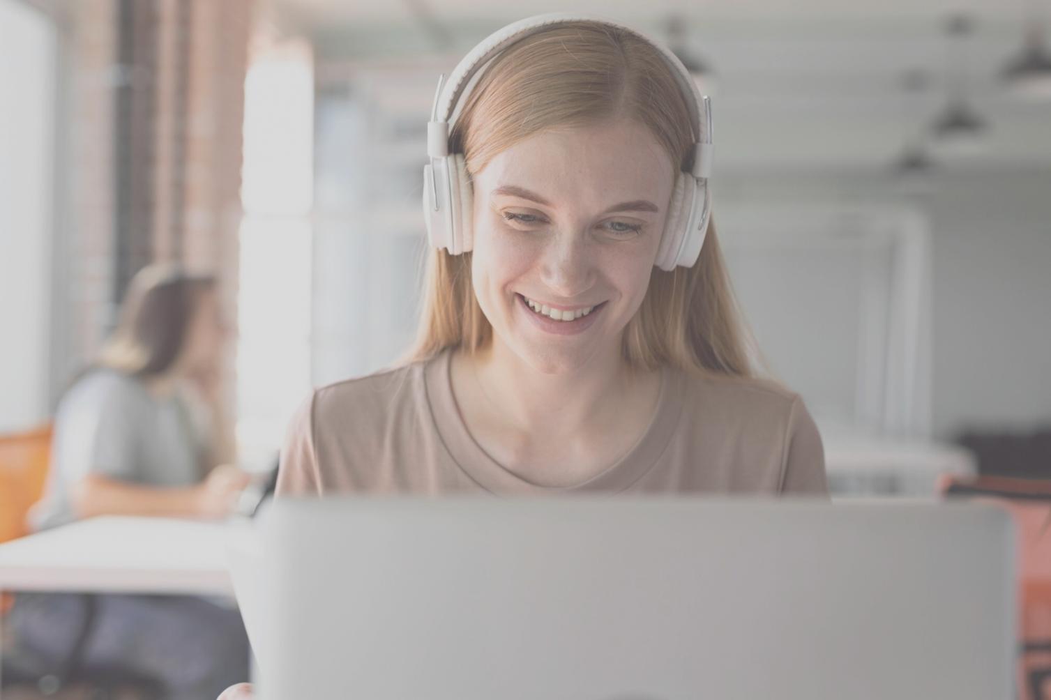 Sesi diskusi dan presentasi hasil analisis keuangan oleh peserta program