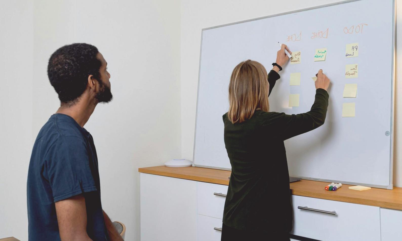 Analisis data bisnis dengan grafik dan metrik kinerja