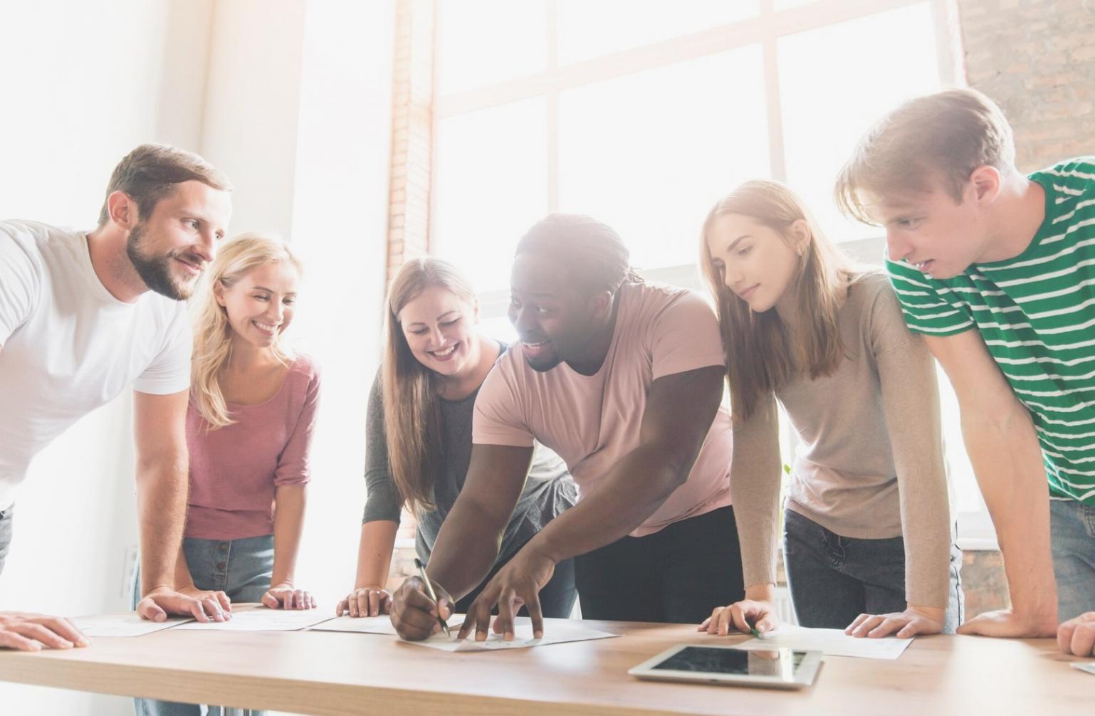 Suasana pembelajaran intensif program analisis keuangan dengan diskusi kelompok dan presentasi data