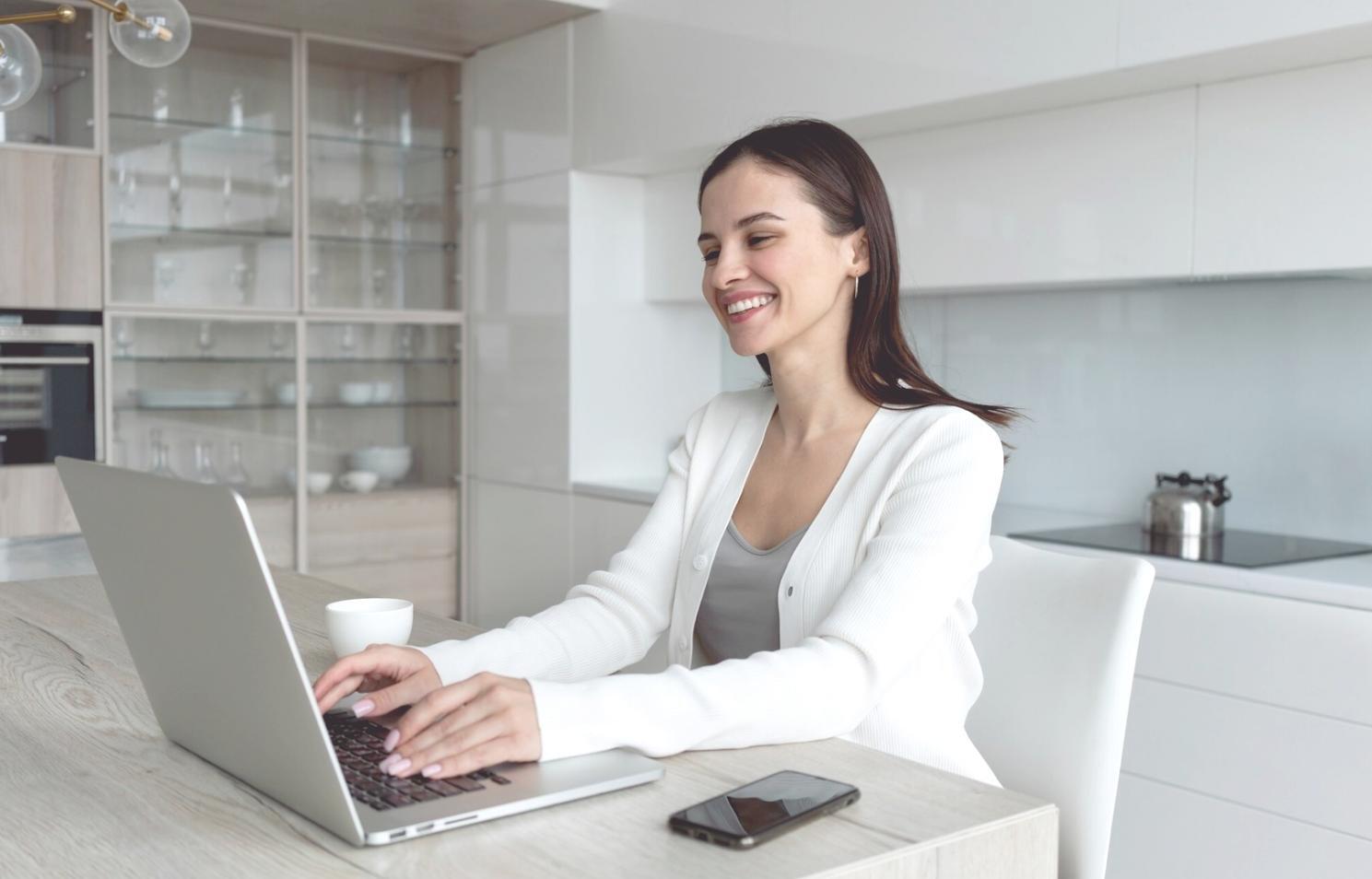 Sesi workshop analisis bisnis dengan peserta yang sedang berdiskusi